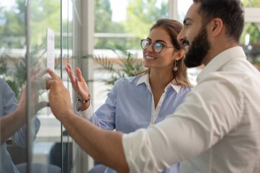 Yakışıklı genç adam eşini dinliyor