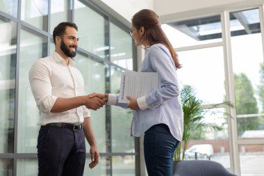 Neşeli sakallı adam meslektaşının önünde duruyor