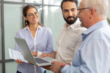 Olumlu memnun gençler fikirlerini sunan