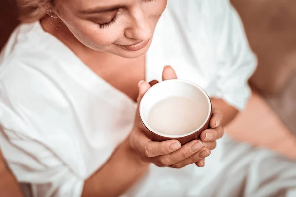 Donna godendo la sua cerimonia del tè nel salone di massaggio . — Foto Stock