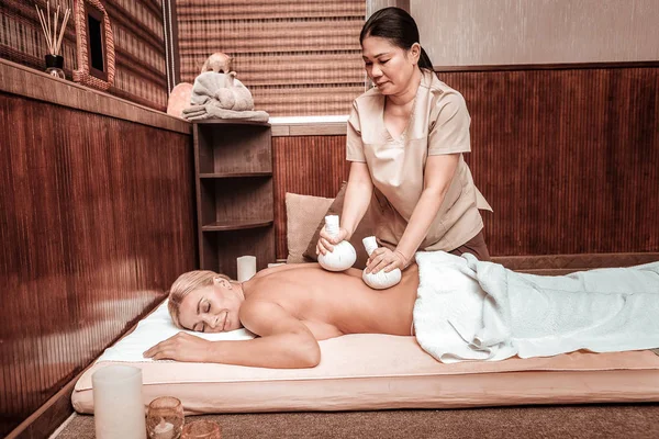 Vrouw krijgt haar massage met speciale tassen. — Stockfoto