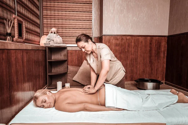 Donna rilassata ottenere il suo massaggio lombare . — Foto Stock