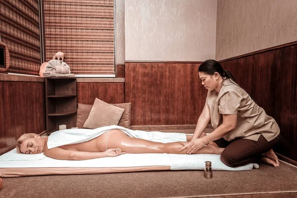 Mujer casi durmiendo durante su masaje de aceite . — Foto de Stock