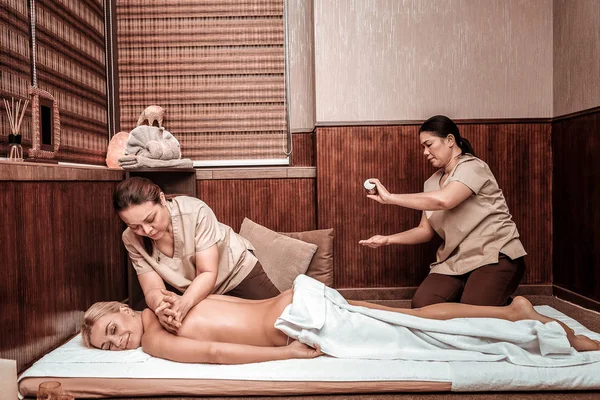 Ekipte çalışan iki masöz müşterilerine masaj yapıyor. — Stok fotoğraf