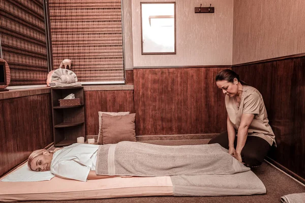 Masajista cubriendo a su cliente con una toalla grande . — Foto de Stock