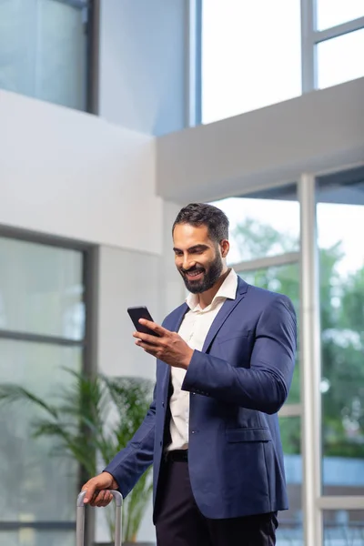 Freundlicher Businesscoach mit Mission in der Großstadt — Stockfoto