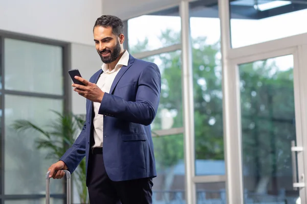 Fröhlicher bärtiger Büroangestellter auf Dienstreise — Stockfoto