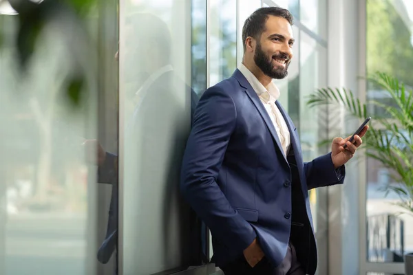 Tevreden jonge mannelijke persoon met een geweldig idee — Stockfoto