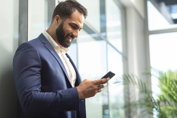 Vriendelijke bebaarde Office worker lezen goed nieuws — Stockfoto