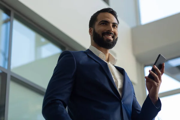 Retrato del hombre alegre que la creación de startup — Foto de Stock