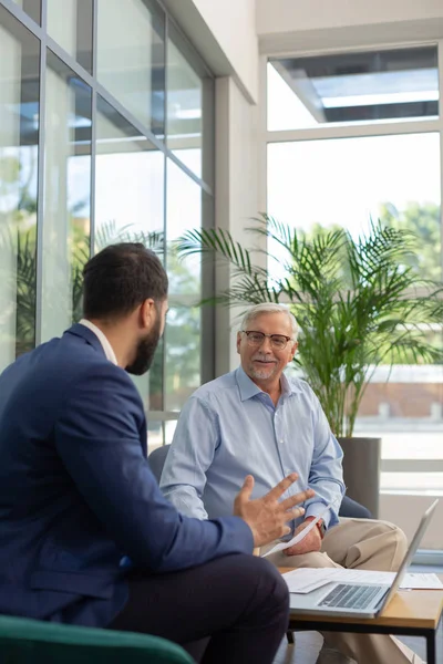 Hermoso trabajador de oficina morena entrevistando a su visitante — Foto de Stock