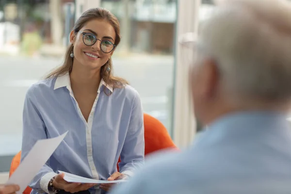 Close-up van charmant meisje dat luistert naar haar baas — Stockfoto