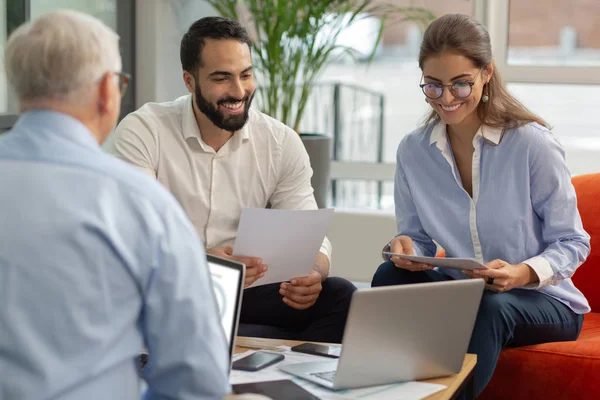 Gruppo di colleghi soddisfatti che guardando il computer portatile — Foto Stock