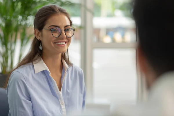 Positief verrukt jonge vrouw in alle oren — Stockfoto