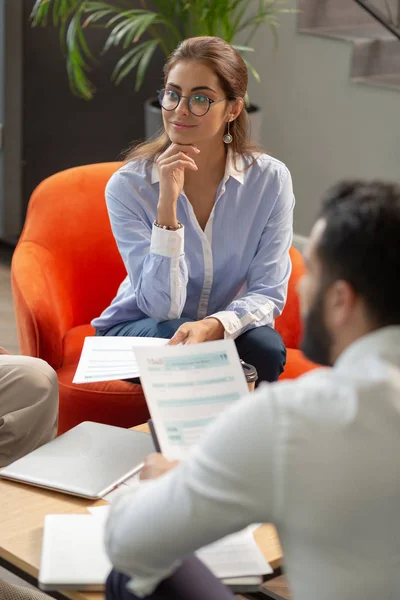 Persona femenina encantada positiva escuchando la presentación — Foto de Stock