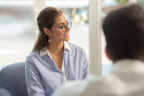 Schattige langharige kantoormedewerker kijkt opzij bij partner — Stockfoto