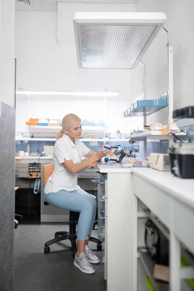 Técnico dental trabajando cuidadosamente en nuevas prótesis . — Foto de Stock