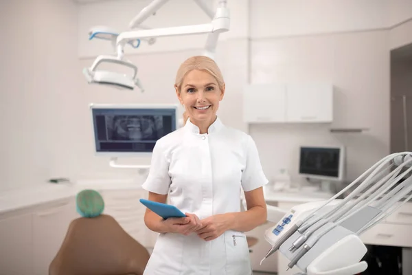 Dentista sendo animado antes de curar seu paciente . — Fotografia de Stock