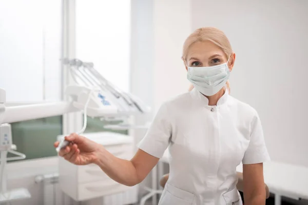 Zahnarzt vor dem Bohren eines Zahnes ihrer Patientin. — Stockfoto