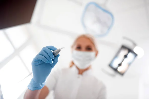 Dentista levantando la mano por encima de la paciente antes del procedimiento . —  Fotos de Stock