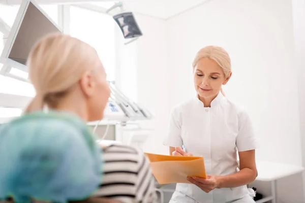 Aufmerksame Zahnärztin beklagt sich über ihre Patientin. — Stockfoto