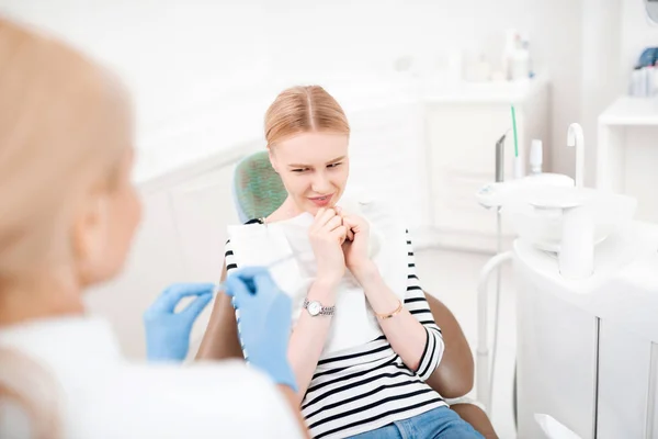 Tandläkare med patient rädd för de förfaranden. — Stockfoto