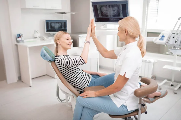 Стоматолог дарує їй щасливого пацієнта п'ять . — стокове фото
