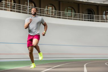 Sabah koşu sağlıklı genç adam kararlı