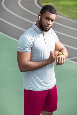 Atlet bir fitness izci elini tutmak