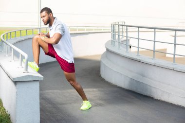 Yaz spor genç koyu saçlı motive erkek atlet
