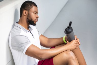 Yorgun sportif adam yoğun egzersiz sonrası rahatlatıcı