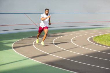 Sakallı uygun genç Afrikalı-Amerikalı profesyonel erkek koşucu