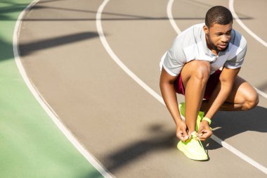 Sakin uyum Afrikalı Amerikalı erkek koşucu bağlama bağcıkları