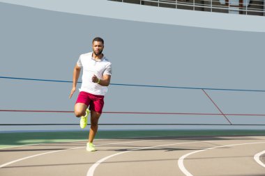 Koşu pistinde aktif genç erkek atlet