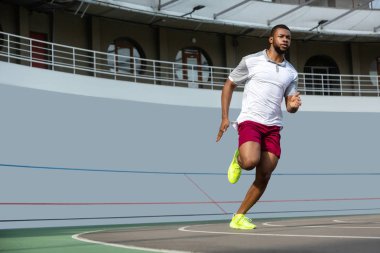 Kendine güvenen yakışıklı erkek koşucu sabah koşu