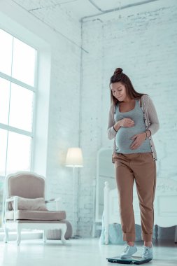 Sevimli esmer kadın kişi sonucu bakıyor