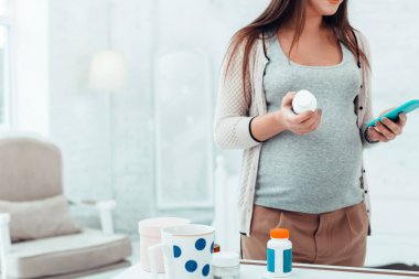 Uzun saçlı kadın onun vitaminler hakkında bilgi kontrol