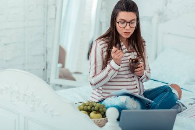 Hamilelik hakkında video izleyen esrarengiz hamile kadın