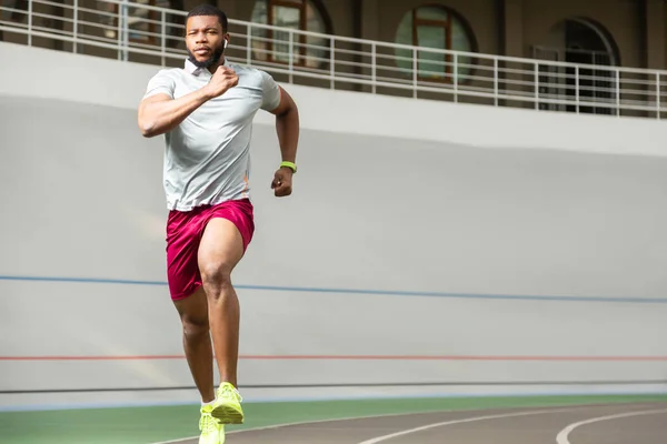 Forte jovem afro-americano atlético homem em tênis — Fotografia de Stock
