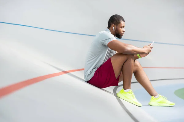 Fit jonge Afro-Amerikaanse man ontspannen na de training — Stockfoto