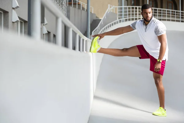 Fit молодий афроамериканець чоловічий бігун розтягування ноги — стокове фото
