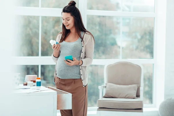 Gladlynt långhårig flicka njuter av sin första graviditet — Stockfoto