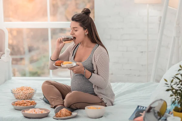 Laza terhesség élvezi ízletes tészta otthon — Stock Fotó