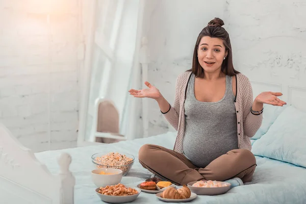 Positif femme aux cheveux longs enchantée va manger le dessert — Photo