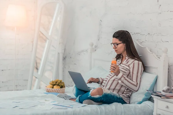 Uppmärksam ung graviditet njuter av sin fritid — Stockfoto