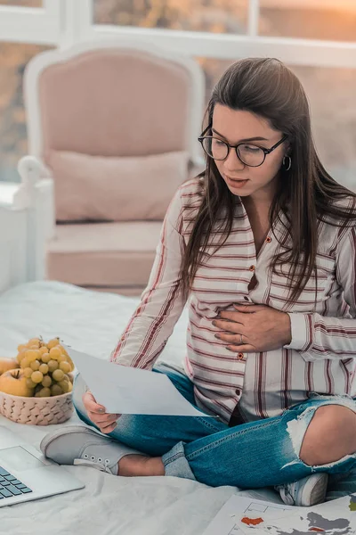 Niesamowite longhaired w ciąży dziewczyna czytanie ciekawych informacji — Zdjęcie stockowe