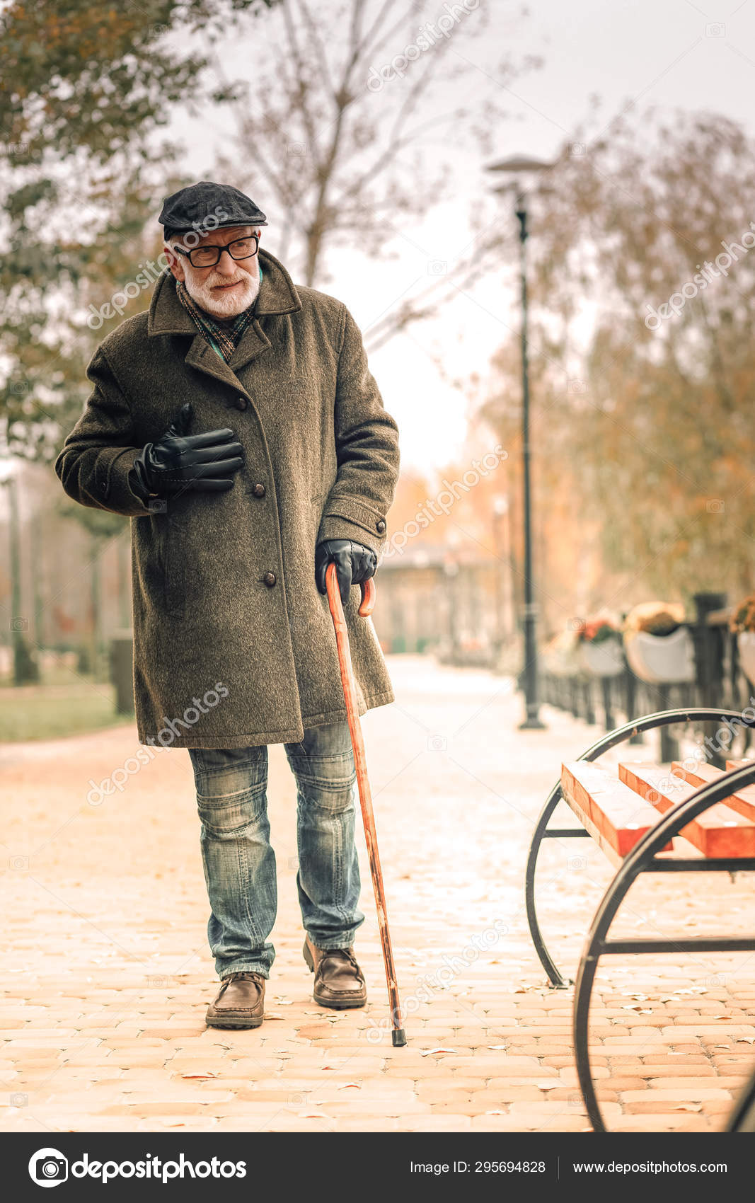 Um homem sênior solitário andando no parque experimentando dor no peito —  Foto © yacobchuk1 #295694828, image size:1067x1700