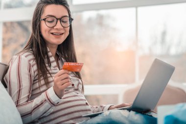 Sevimli gelecek anne online alışveriş yapmak için gidiyor