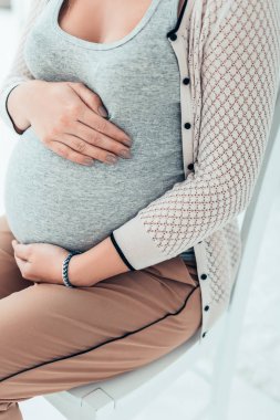 Sevimli esmer kadın onun bebek göbek bakıyor