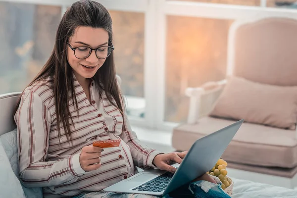 Positiva glada långhårig graviditet njuter av online shopping — Stockfoto